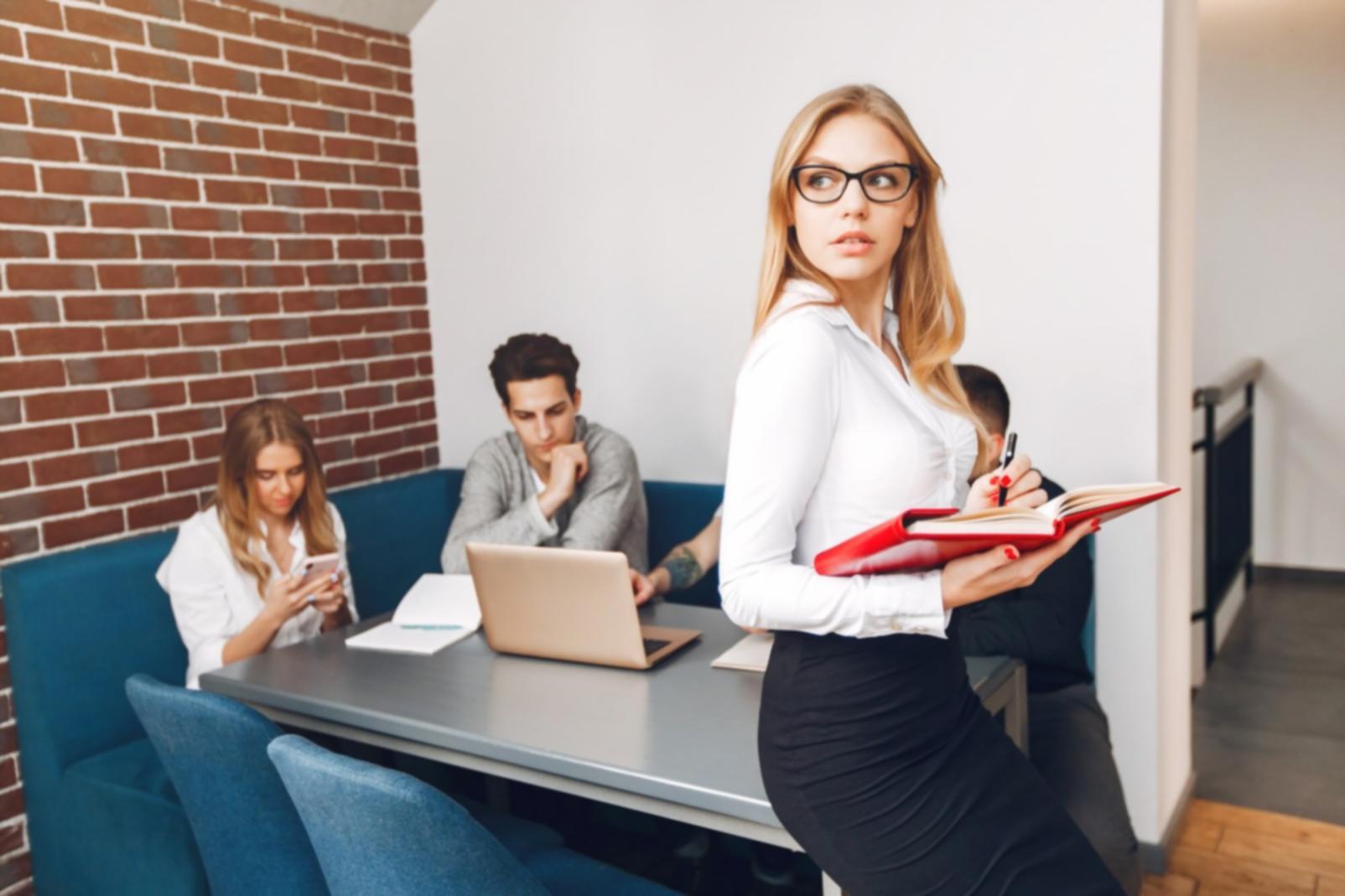 Bureau d'analyse financière avec écrans affichant des indicateurs d'investissement en temps réel